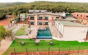 Treebo Winter Town Venna Lake With Swimming Pool